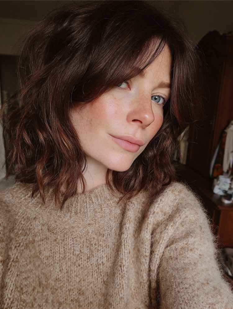 frau mit bob haarschnitt und zimtfarbenem haar für den herbst