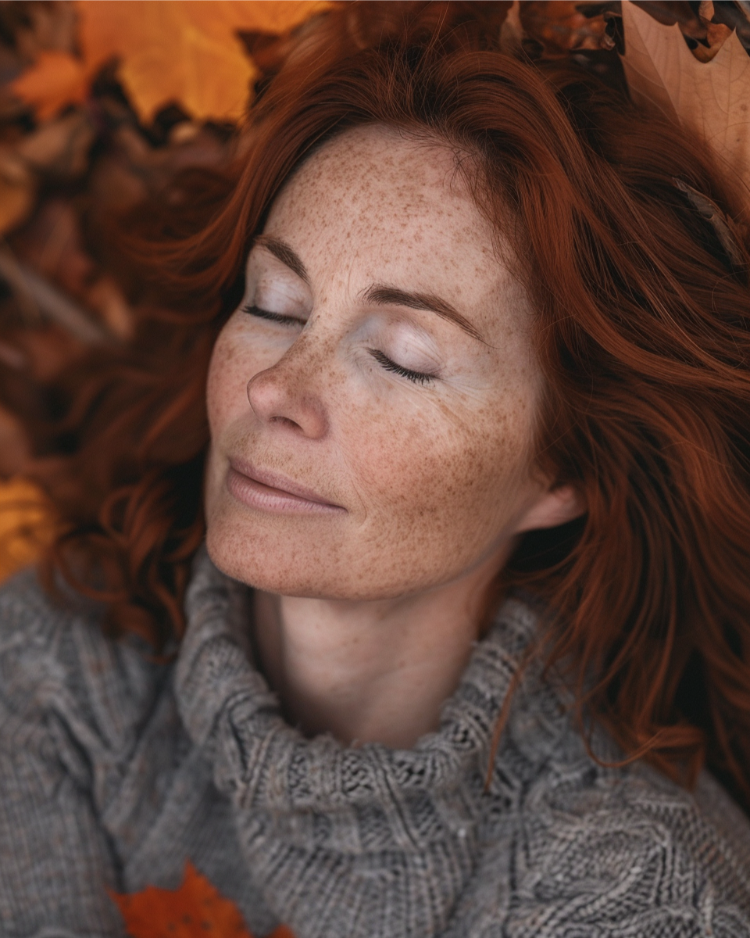 frau mit sommersprossen und rotbraunen haaren für den herbst