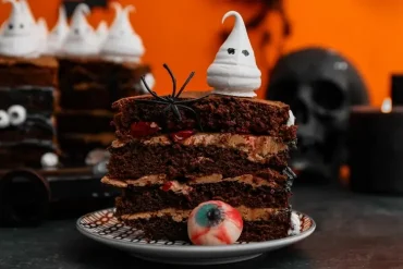 Für das Buffet zur Halloweenparty einen Kuchen zubereiten und dekorieren