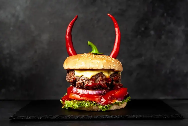 Für Halloween Burger in Teufel verwandeln mit Chilischoten