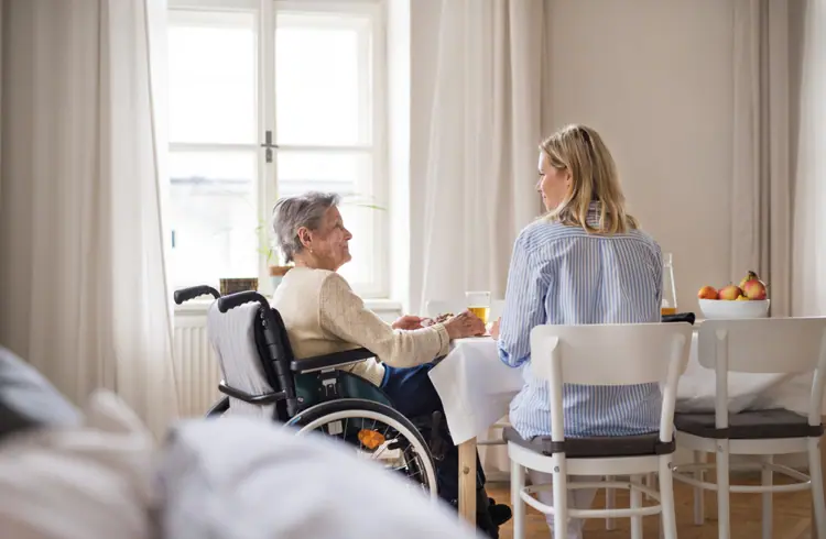 gemeinsame zeit bei mahlzeiten mit rollstuhlfahrerin