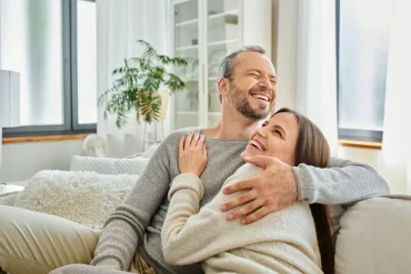 gemeinsames lachen die pure freude eines verliebten paares