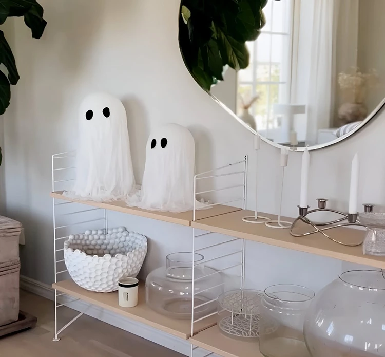 Gespenster als Halloweendeko mit Windlichtern und Vasen von Ikea