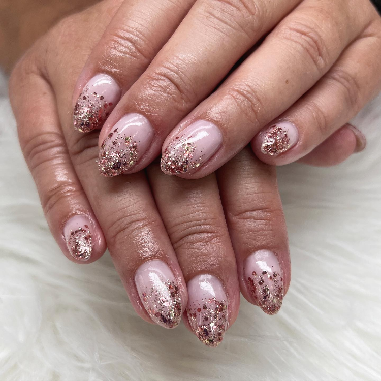 glitzernägel in rosa für den herbst