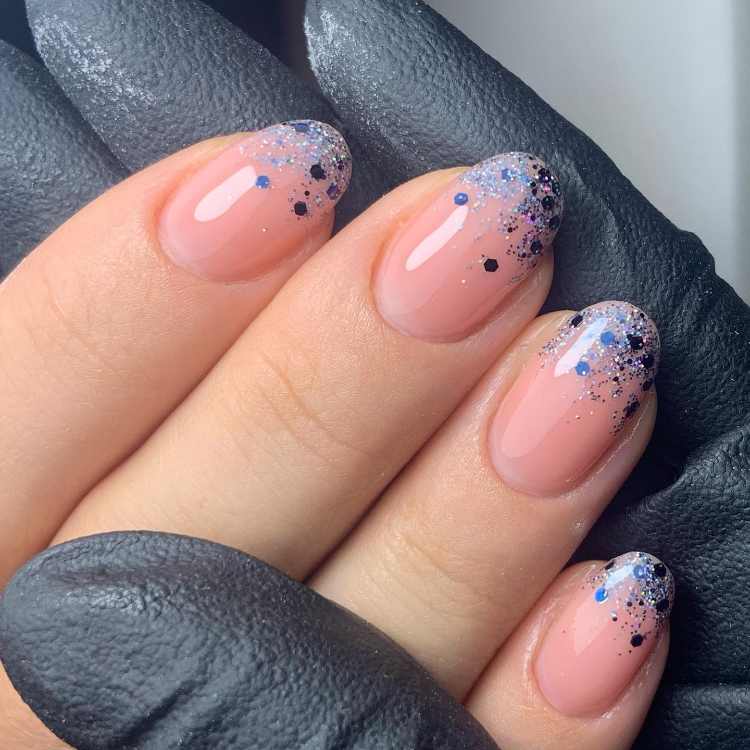 glitzernägel in rosa und blau für den herbst