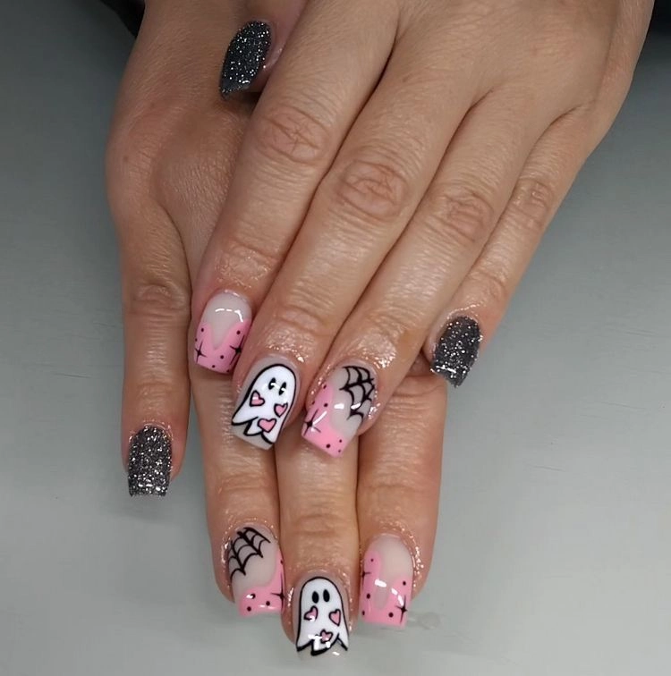 Glitzernde Halloween Nagelkunst in Rosa