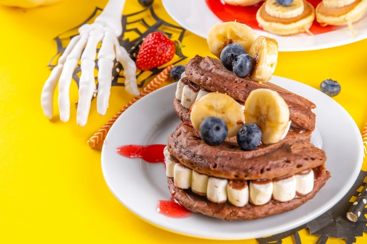 gruselige monster aus pfannkuchen und marschmallow