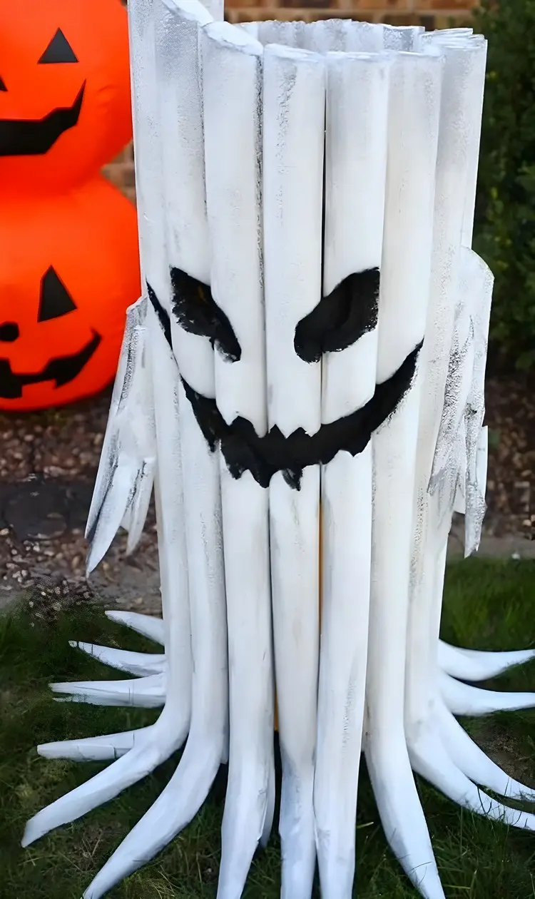 Gruseliges Gespenst mit Gesicht als Halloweendeko basteln mit Schwimmnudeln