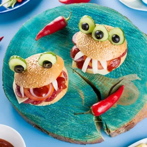 Halloween Burger gestalten mit Gurken, Oliven und Käse