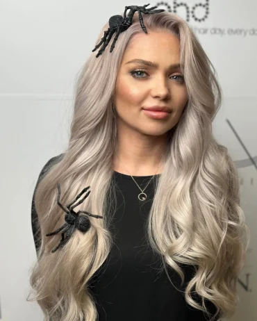 halloween frisur 2025 mit großen künstlichen spinnen