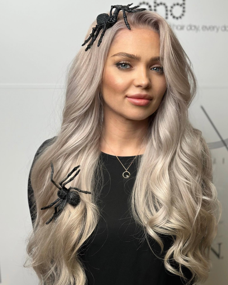halloween frisur 2025 mit großen künstlichen spinnen