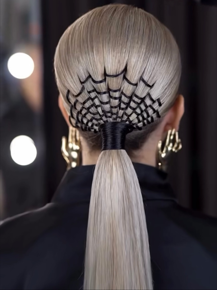 halloween frisur 2025 – pferdeschwanz mit schwarzem spinnennetz