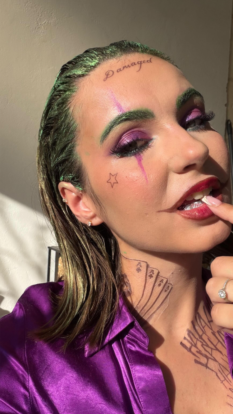 halloween frisur 2025 – sleek grünes haar