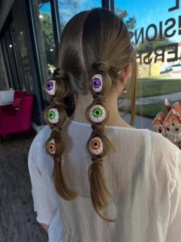 halloween frisur 2025 – zwei zöpfe mit künstlichen augen darin