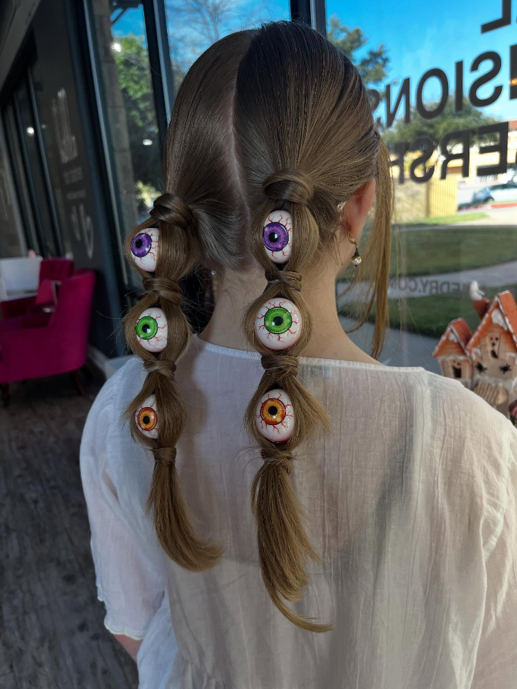 halloween frisur 2025 – zwei zöpfe mit künstlichen augen darin