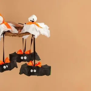 Halloween-Mobile basteln mit Eierkarton und Papiertaschentüchern