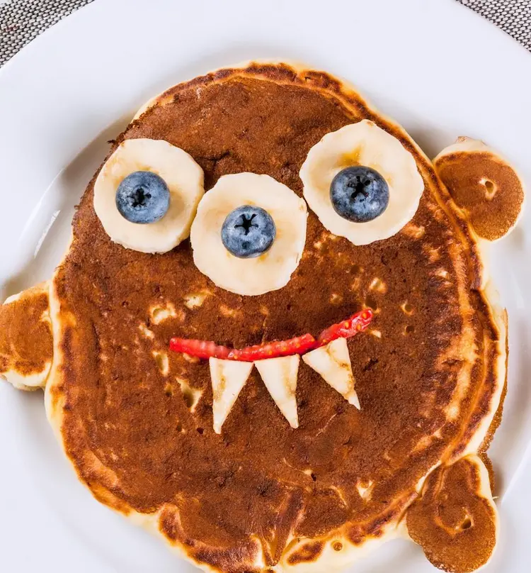 halloween pfannkuchen mit bananenscheiben und blaubeeren dekorieren