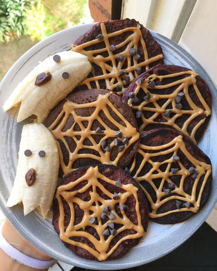 halloween pfannkuchen mit beeren und erdnussbutter