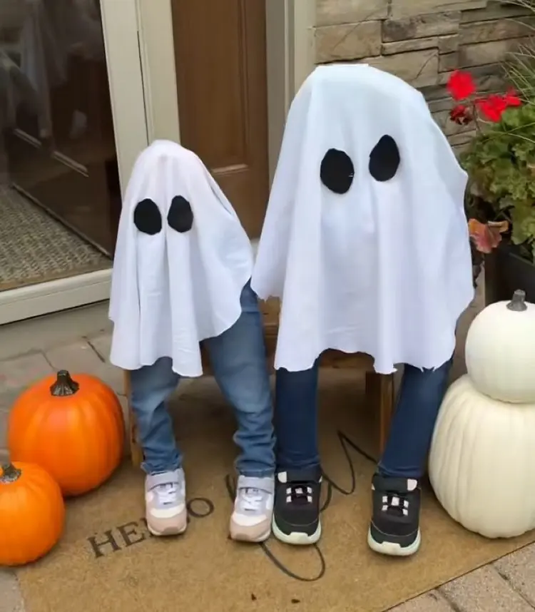 Halloweendeko basteln mit Schwimmnudeln - Beine für Geister