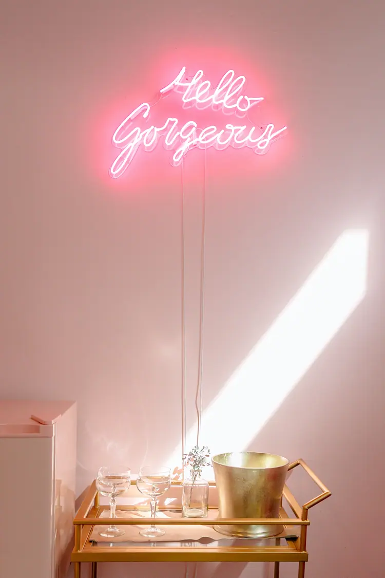 hello gorgeous simpler neon schriftzug an der wand