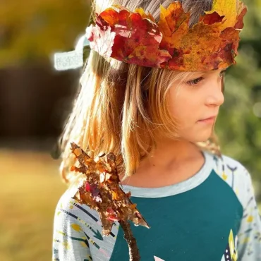 Herbstbasteln mit Kindern - Blätterkrone und -zauberstab