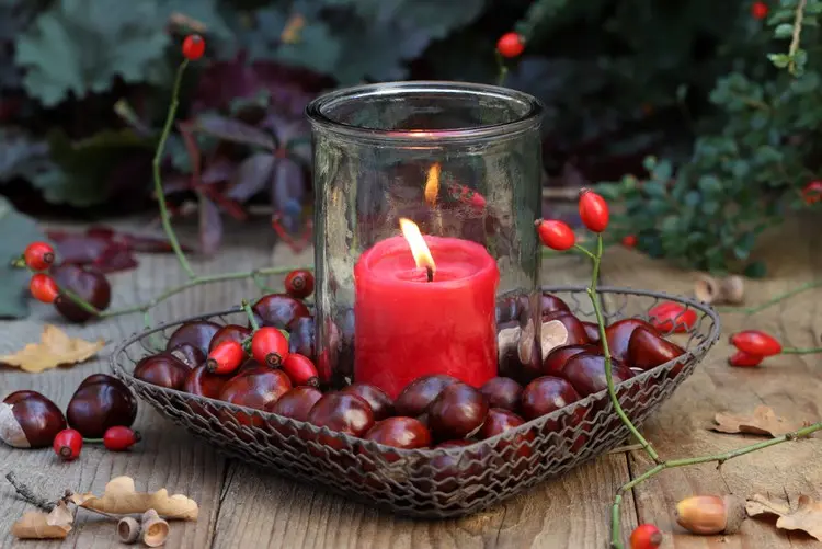 Herbstliche Deko mit Kastanien und Windlicht selber machen in einer Dekoschale aus Draht