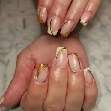 Herbstliche French Tips mit goldenen Akzenten und Glitzer