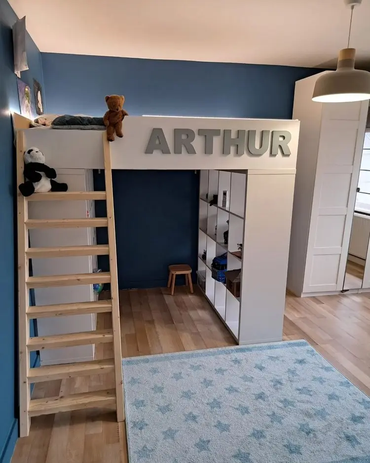 Hochbett mit Kallax im Kinderzimmer bauen - Zwei Regale als Stütze für die Matratze