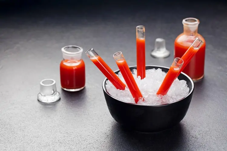 Ideen für die Getränke für Halloween - Shots in Reagenzgläsern servieren