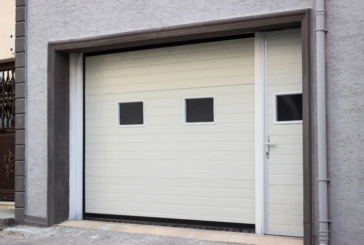 individuelle gestaltung einer nebeneingangstür für garage