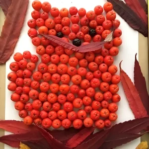 Katze basteln mit Vogelbeeren und einem dünnen Blatt als Schnurrhaare