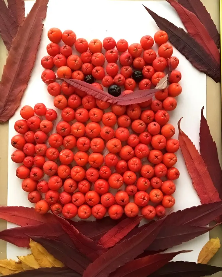 Katze basteln mit Vogelbeeren und einem dünnen Blatt als Schnurrhaare