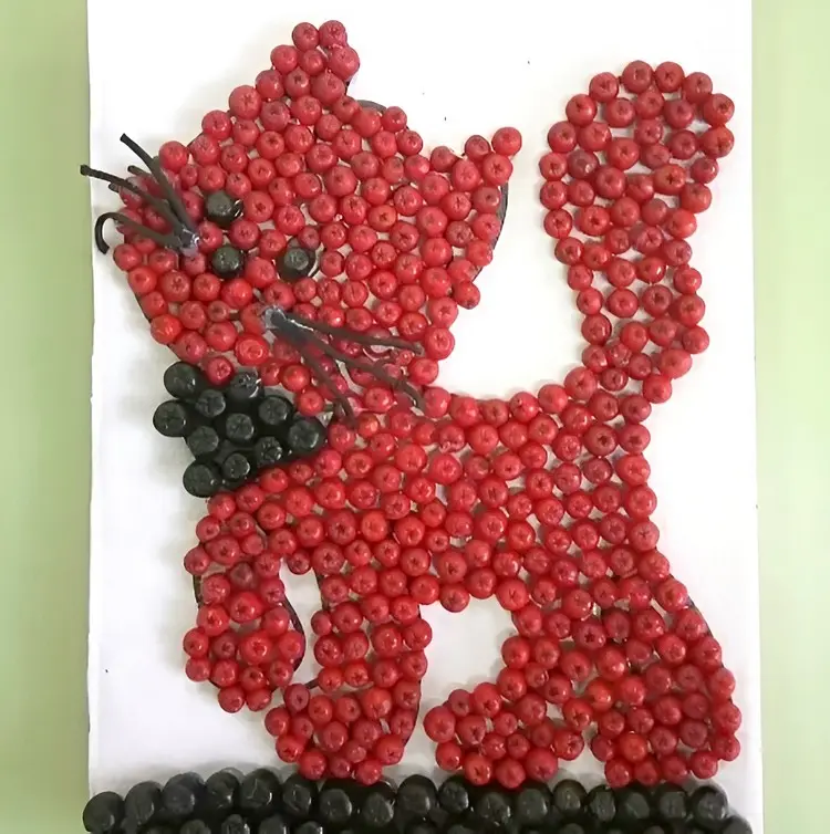 Katze mit roten und schwarzen Beeren gestalten auf Papier