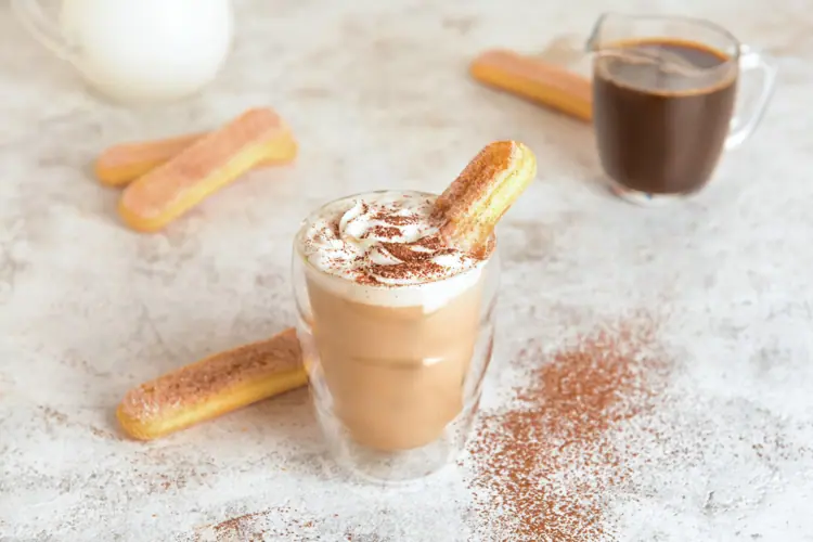 klassischer tiramisu latte mit löffelbiskuit garnitur