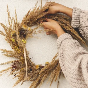 Kranz aufhängen an Tür, Wand, Fenster und Decke mit diesen Tipps