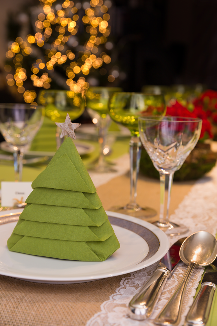 kreativ gefaltet tannenbaum serviette für die weihnachtliche tafel