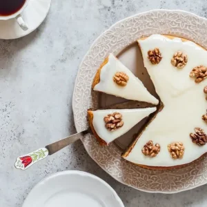 Kürbiskuchen mit Walnüssen oder Frosting als Topping