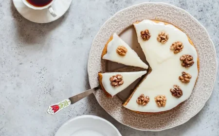 Kürbiskuchen mit Walnüssen oder Frosting als Topping