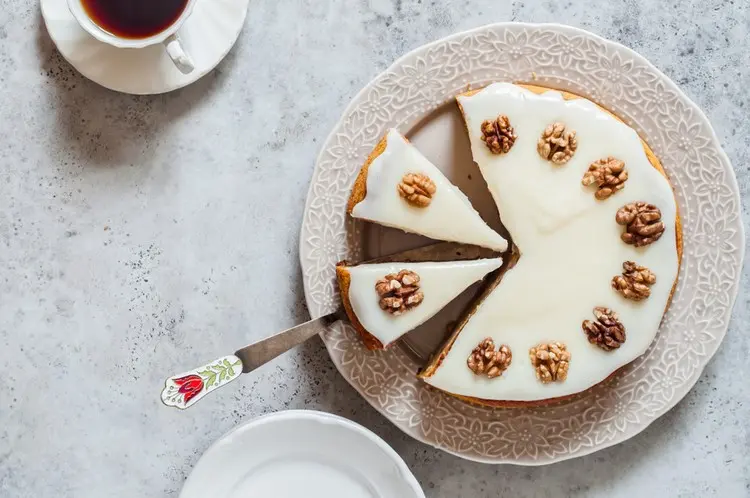 Kürbiskuchen mit Walnüssen oder Frosting als Topping