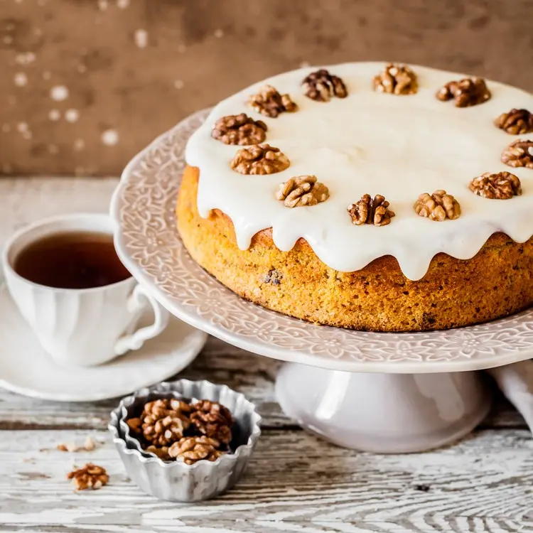 Kürbiskuchen mit Walnüssen und Zuckerguss mit Zitrone