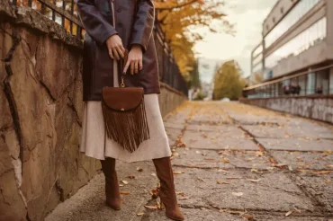 langes strickkleid mit kniehohen velourstiefeln