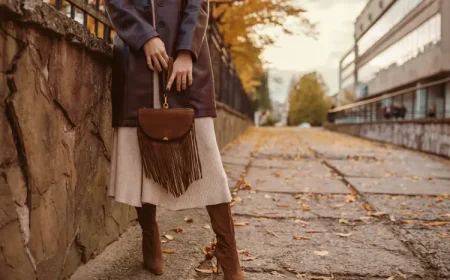 langes strickkleid mit kniehohen velourstiefeln