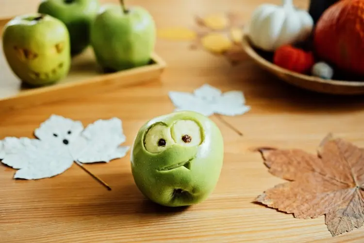 Last Minute Halloweendeko basteln mit einem Apfel und Rosinen als Augen