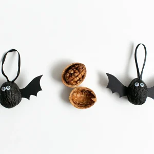 Last Minute Halloweendeko mit Walnüssen und Tonpapier für kleine Fledermäuse