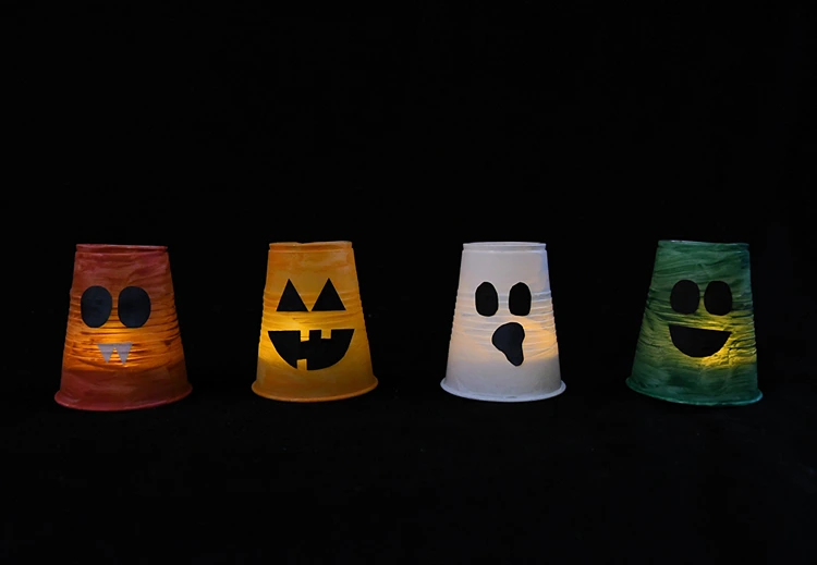 Leuchtende Deko für Halloween aus Plastikbechern