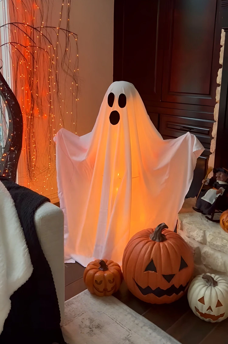 Leuchtendes Gespenst als Halloweendeko basteln mit Schwimmnudeln