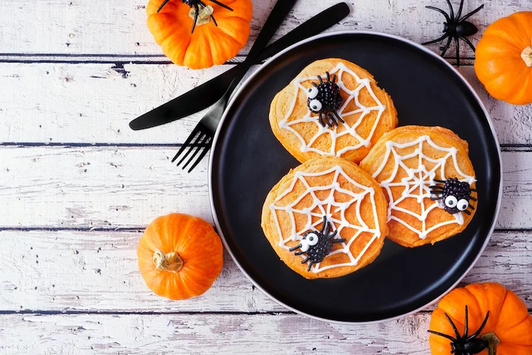 lustige halloween pfannkuchen mit spinnennetz darauf zubereiten