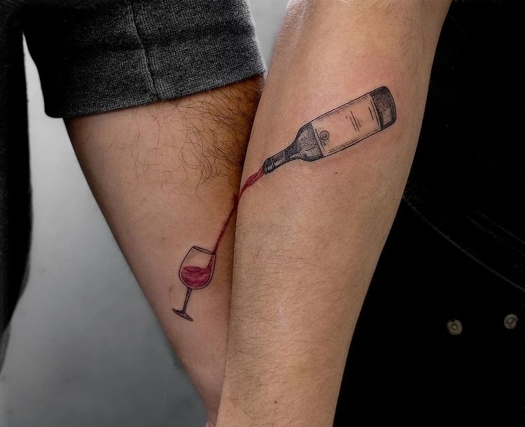 Lustige Tattoo-Idee für Pärchen, das Wein mag