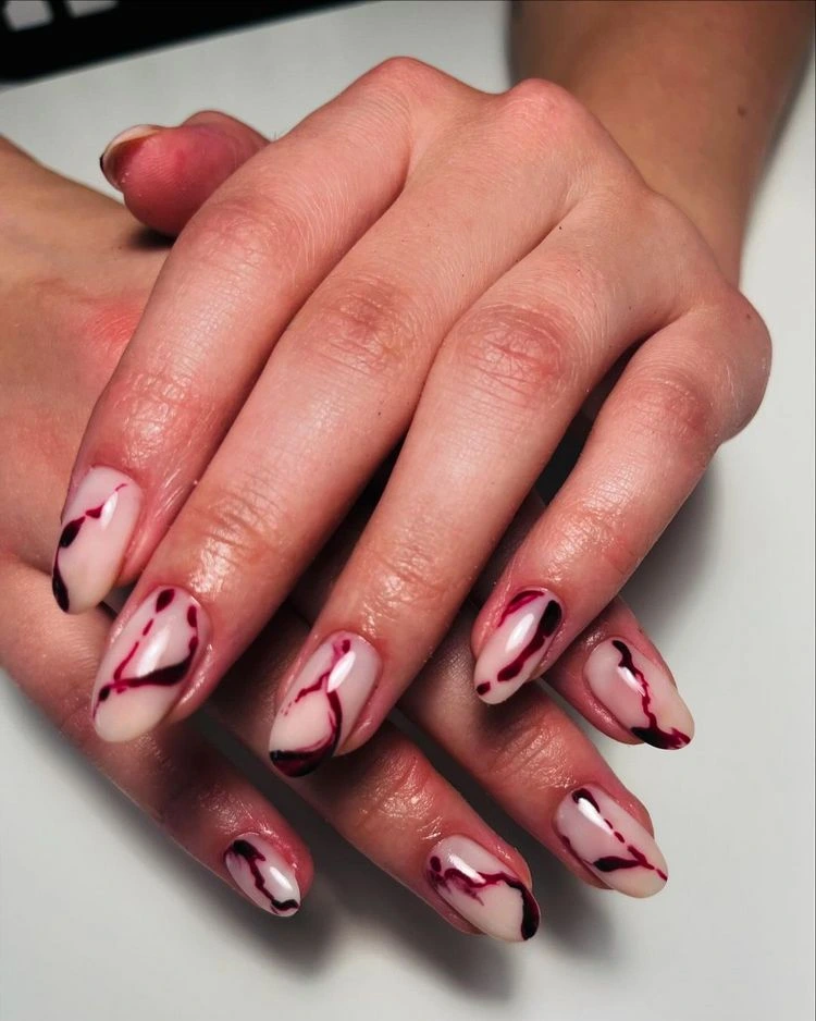 Milky Nails mit blutigen Spuren für Halloween