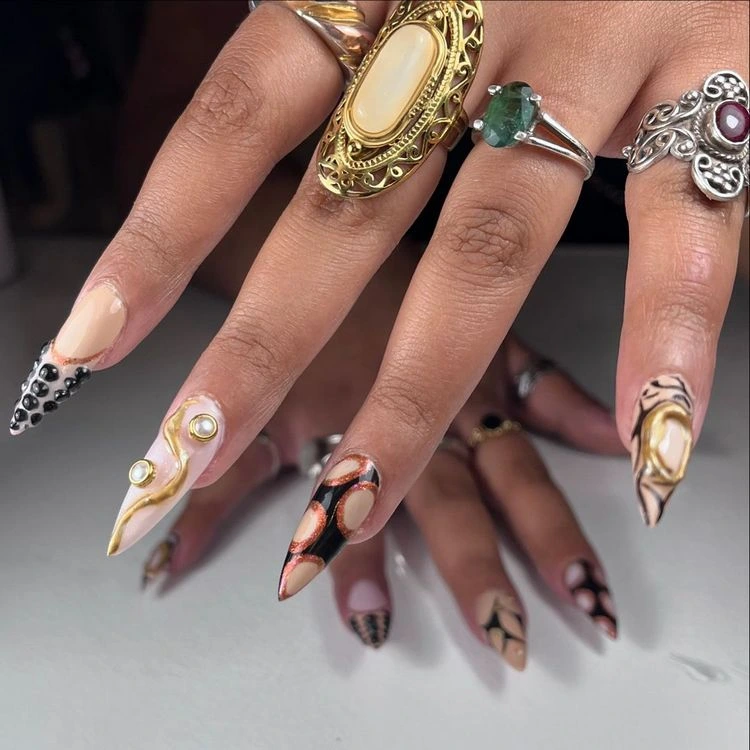 Mismatched Nails für die mutigen Frauen